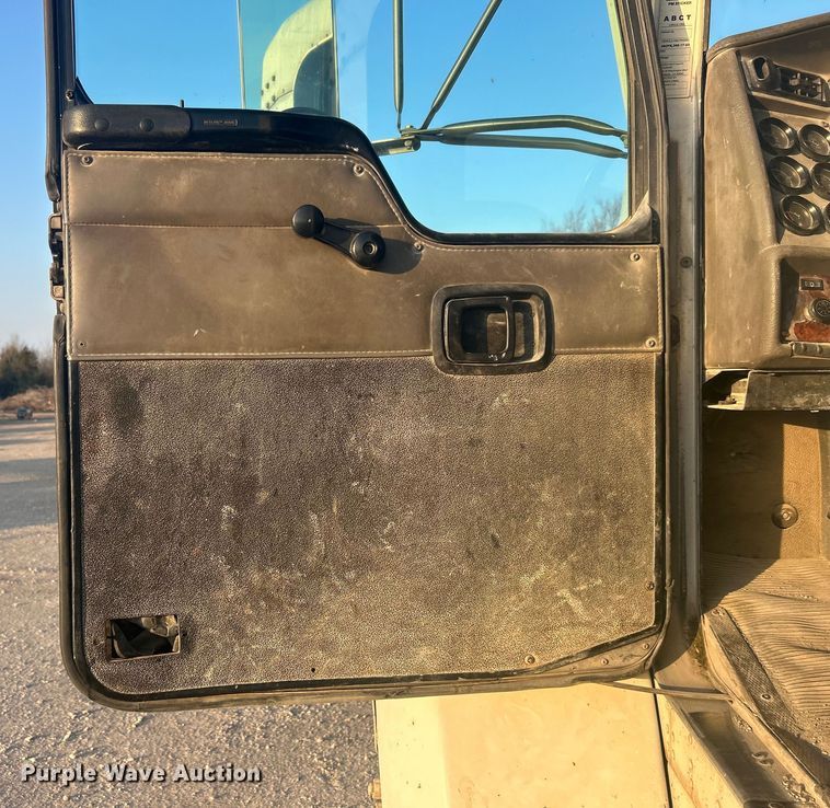 image for item DO1007 2005 Kenworth T300 truck cab and chassis