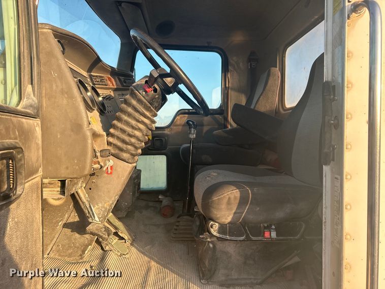 image for item DO1007 2005 Kenworth T300 truck cab and chassis