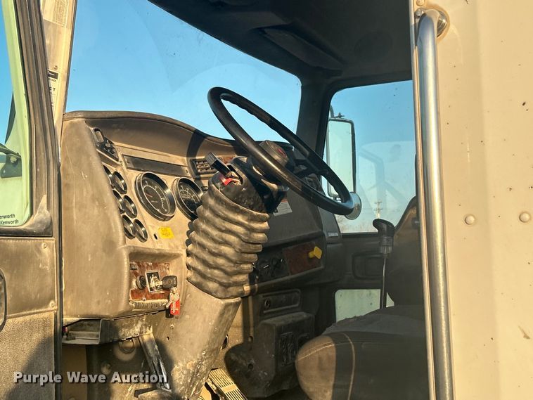 image for item DO1007 2005 Kenworth T300 truck cab and chassis