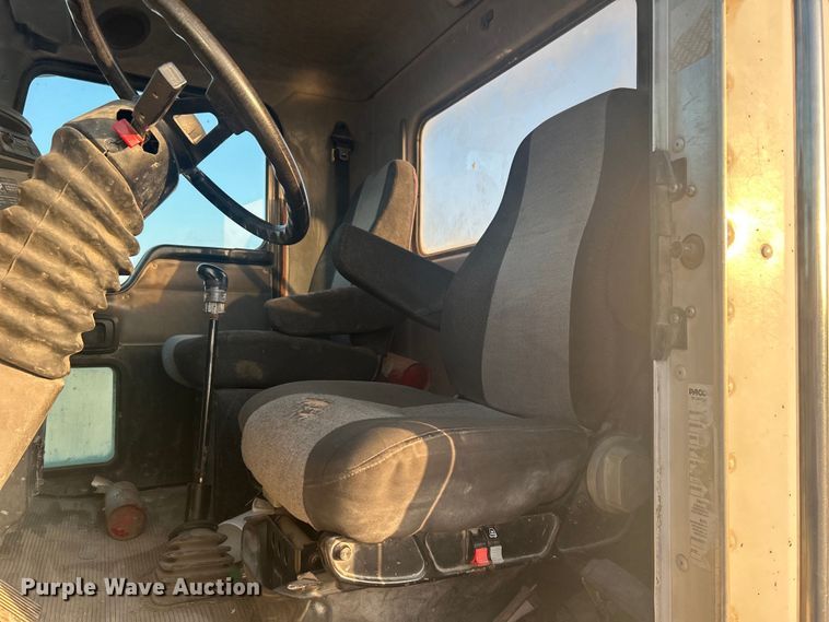 image for item DO1007 2005 Kenworth T300 truck cab and chassis