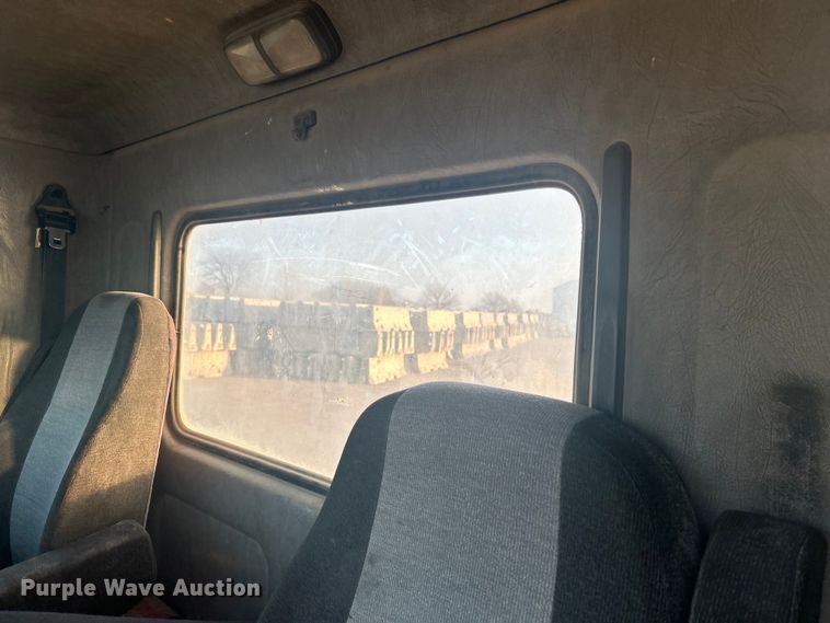 image for item DO1007 2005 Kenworth T300 truck cab and chassis