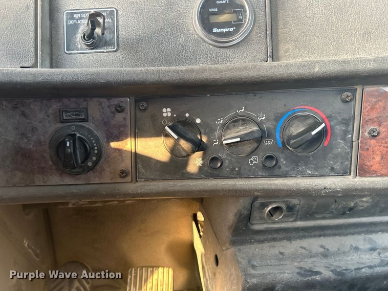 image for item DO1007 2005 Kenworth T300 truck cab and chassis