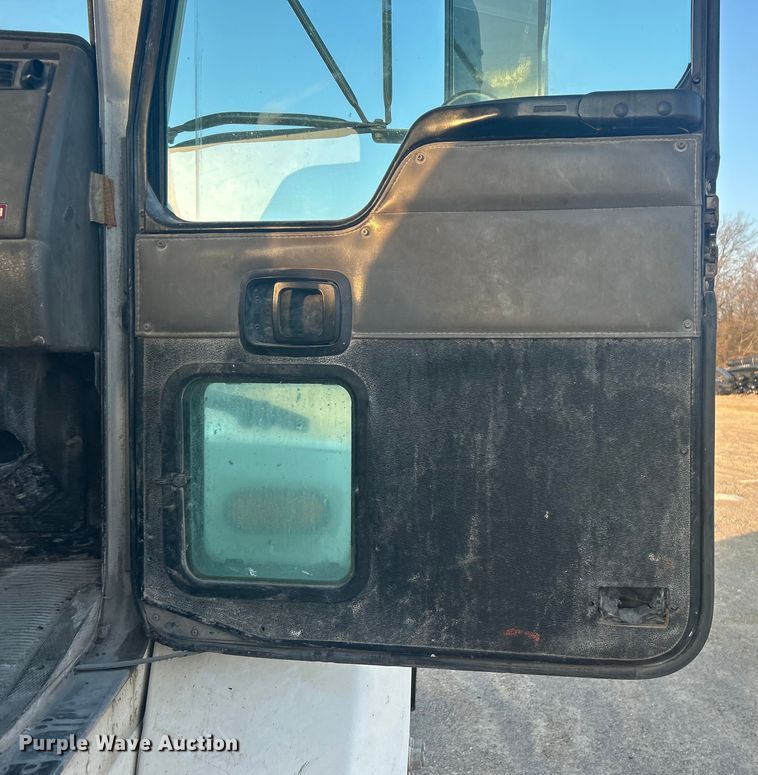 image for item DO1007 2005 Kenworth T300 truck cab and chassis