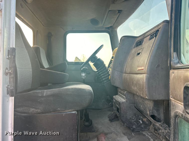 image for item DO1007 2005 Kenworth T300 truck cab and chassis