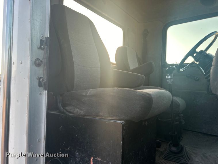 image for item DO1007 2005 Kenworth T300 truck cab and chassis