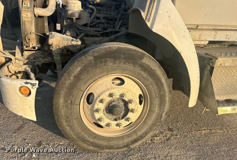 image for item DO1007 2005 Kenworth T300 truck cab and chassis