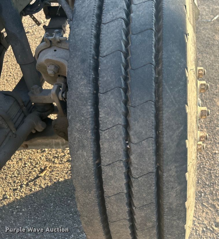 image for item DO1007 2005 Kenworth T300 truck cab and chassis