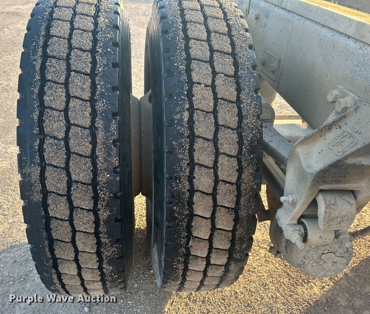 image for item DO1007 2005 Kenworth T300 truck cab and chassis