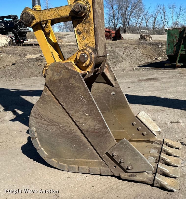 image for item DO3277 1992 Caterpillar EL240C excavator