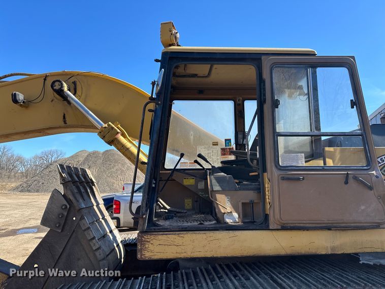 image for item DO3277 1992 Caterpillar EL240C excavator