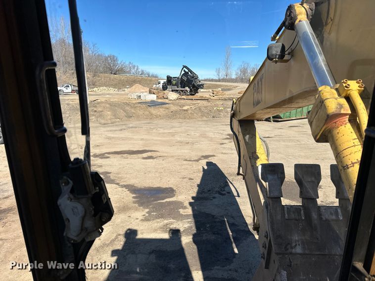 image for item DO3277 1992 Caterpillar EL240C excavator