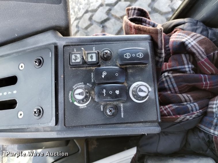 image for item DQ6027 2013 John Deere 772G motor grader