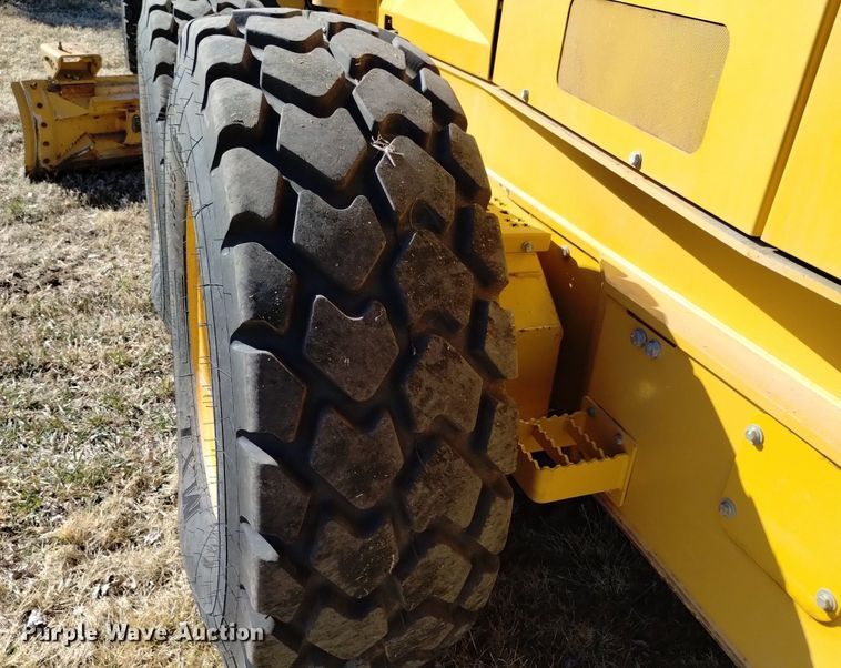 image for item DQ6027 2013 John Deere 772G motor grader