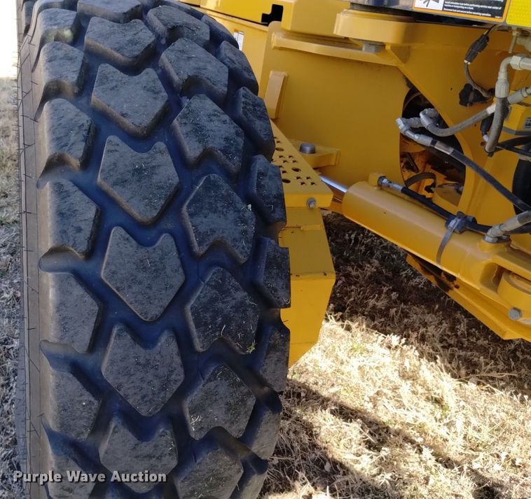 image for item DQ6027 2013 John Deere 772G motor grader