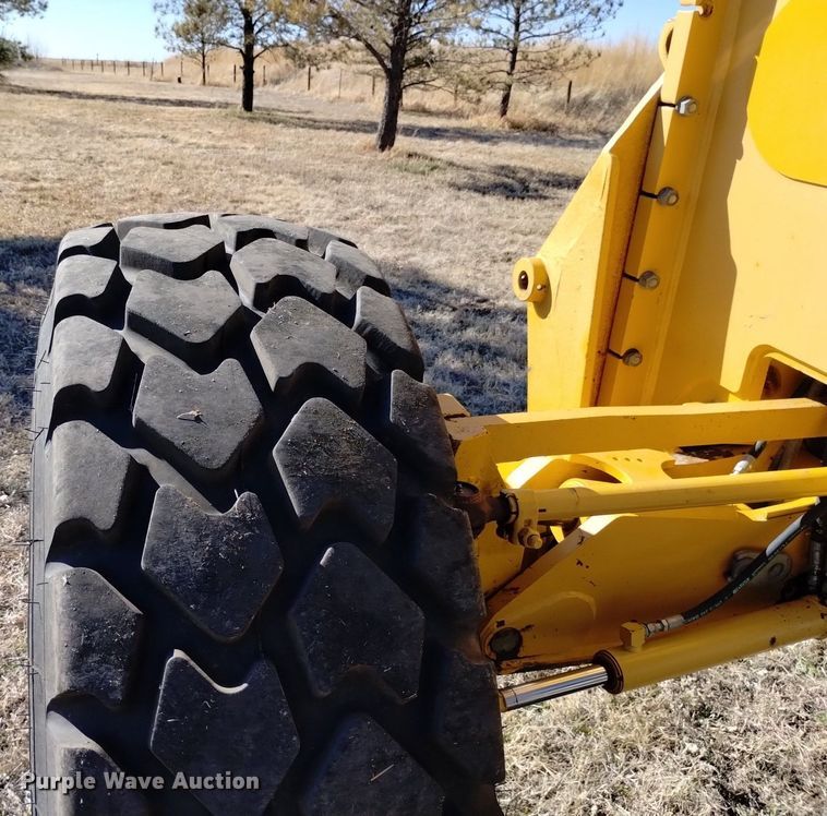 image for item DQ6027 2013 John Deere 772G motor grader