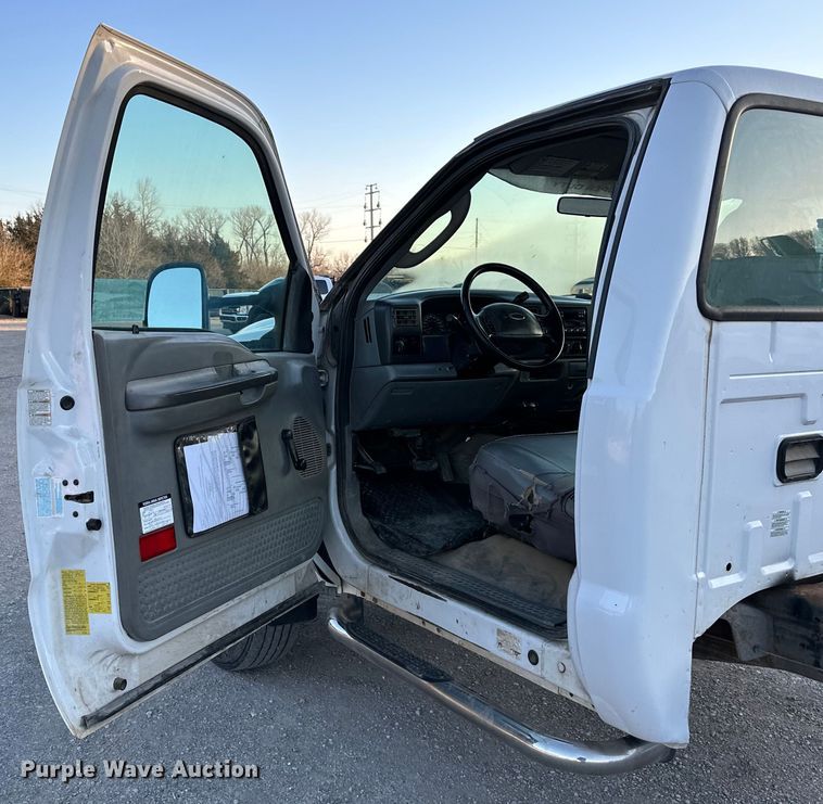 image for item DQ6407 2004 Ford F450 Super Duty truck cab and chassis