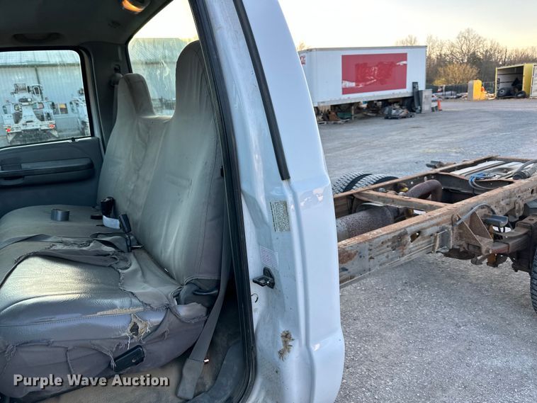 image for item DQ6407 2004 Ford F450 Super Duty truck cab and chassis