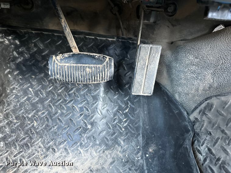 image for item DQ6407 2004 Ford F450 Super Duty truck cab and chassis