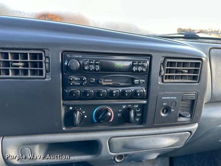 image for item DQ6407 2004 Ford F450 Super Duty truck cab and chassis