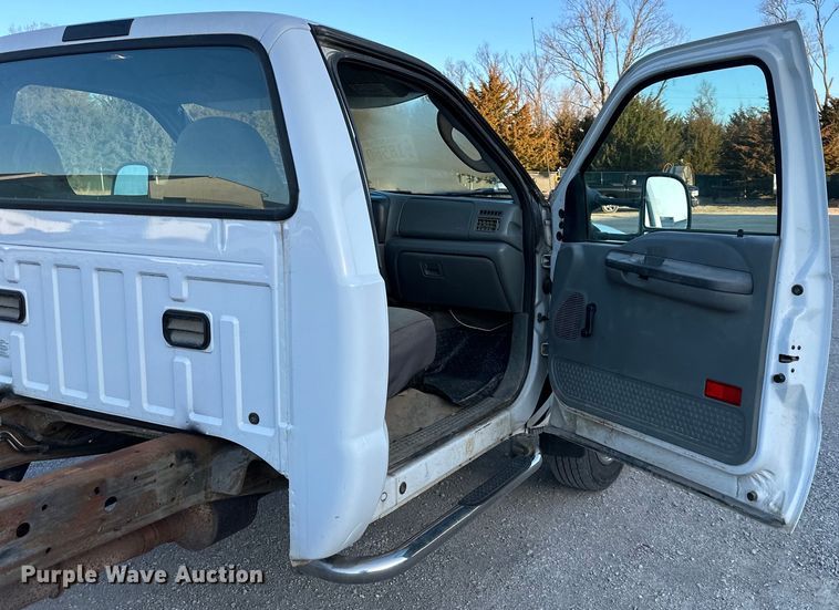 image for item DQ6407 2004 Ford F450 Super Duty truck cab and chassis