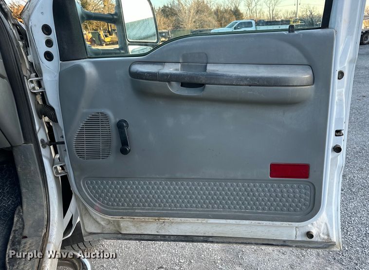 image for item DQ6407 2004 Ford F450 Super Duty truck cab and chassis