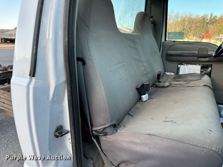 image for item DQ6407 2004 Ford F450 Super Duty truck cab and chassis