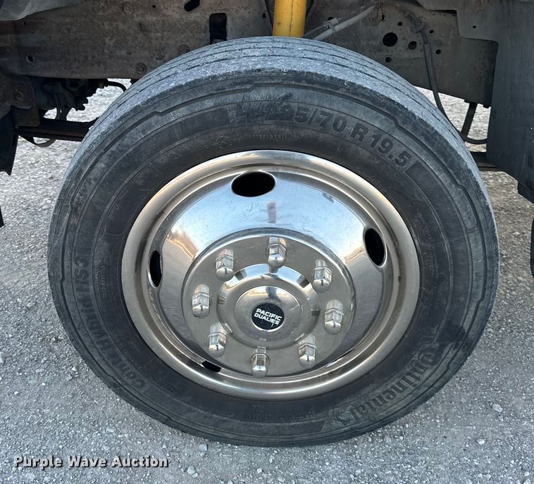 image for item DQ6407 2004 Ford F450 Super Duty truck cab and chassis