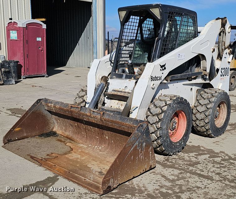 image for item DQ8577 2004 Bobcat S300 skid steer loader
