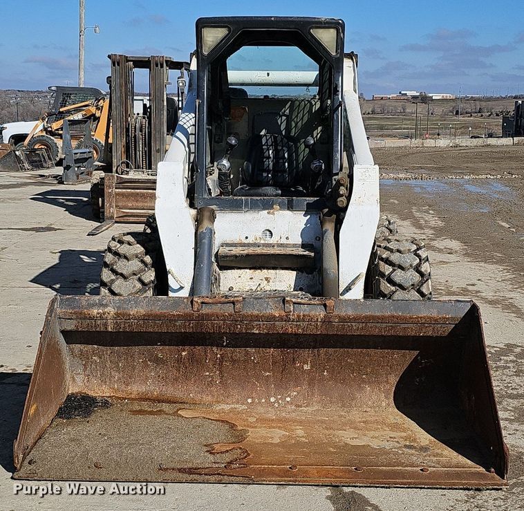 image for item DQ8577 2004 Bobcat S300 skid steer loader