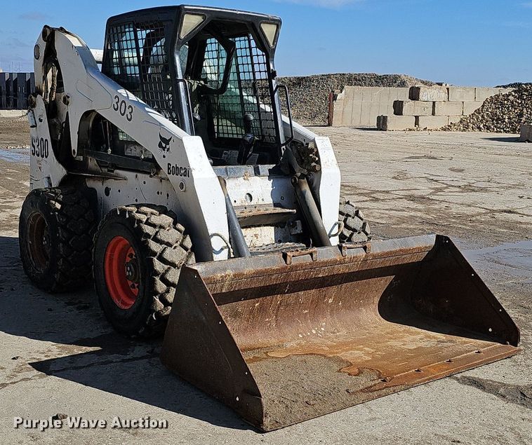 image for item DQ8577 2004 Bobcat S300 skid steer loader
