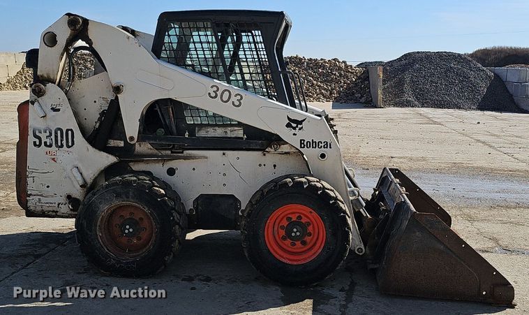 image for item DQ8577 2004 Bobcat S300 skid steer loader