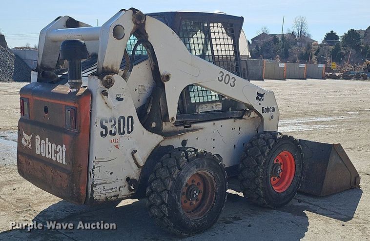 image for item DQ8577 2004 Bobcat S300 skid steer loader