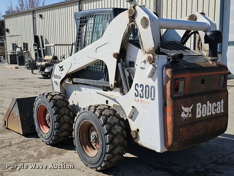 image for item DQ8577 2004 Bobcat S300 skid steer loader