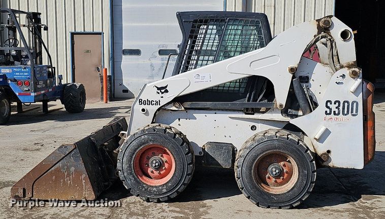 image for item DQ8577 2004 Bobcat S300 skid steer loader