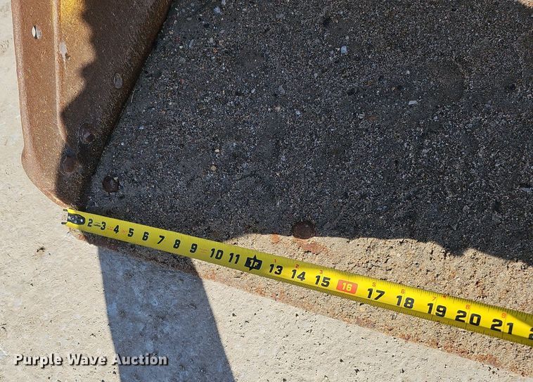 image for item DQ8577 2004 Bobcat S300 skid steer loader