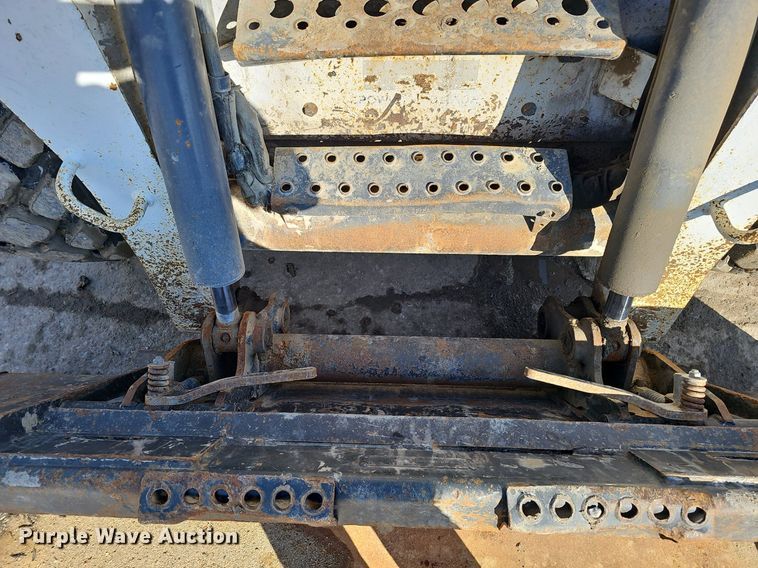 image for item DQ8577 2004 Bobcat S300 skid steer loader