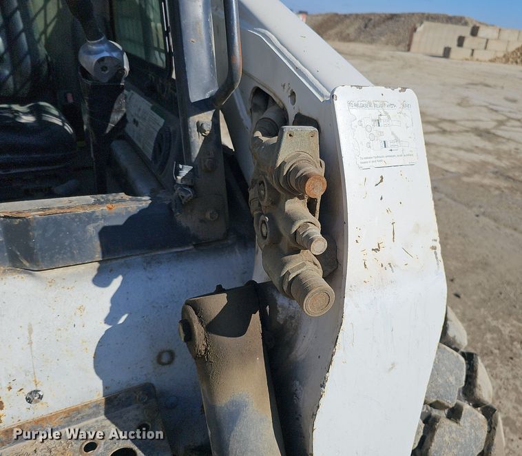 image for item DQ8577 2004 Bobcat S300 skid steer loader