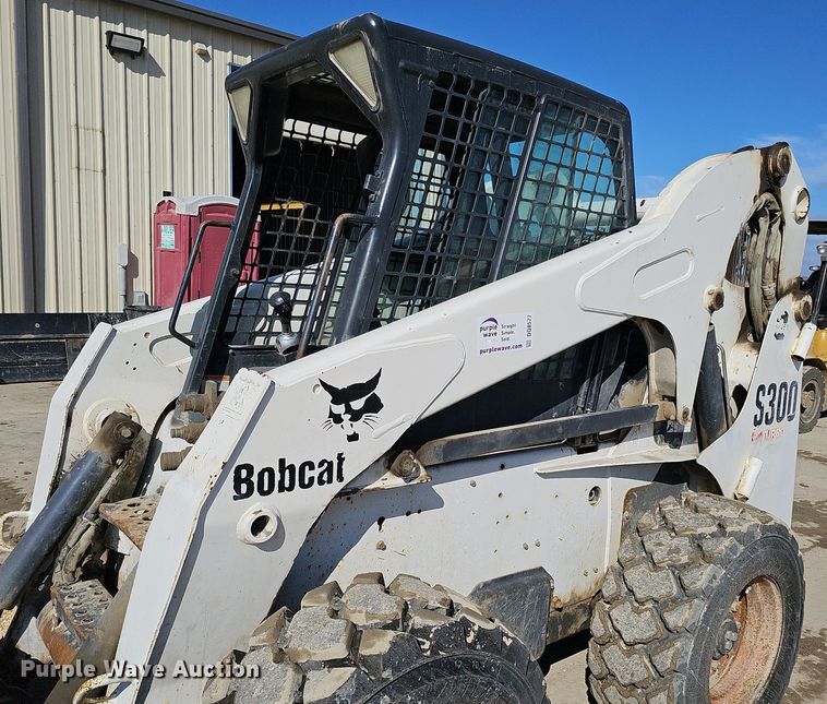 image for item DQ8577 2004 Bobcat S300 skid steer loader