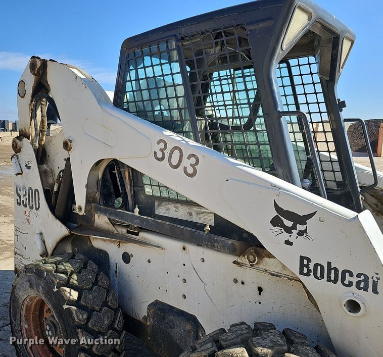 image for item DQ8577 2004 Bobcat S300 skid steer loader