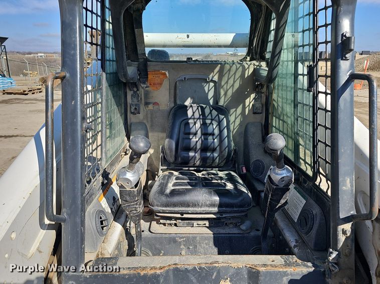 image for item DQ8577 2004 Bobcat S300 skid steer loader
