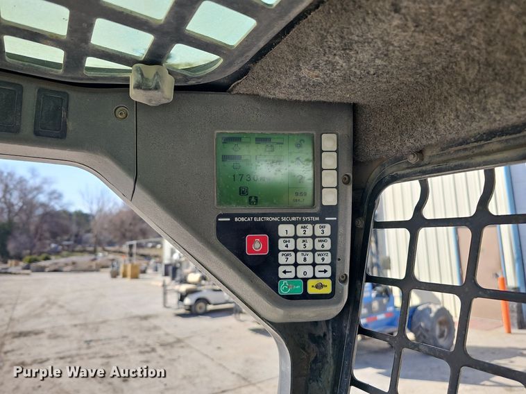 image for item DQ8577 2004 Bobcat S300 skid steer loader