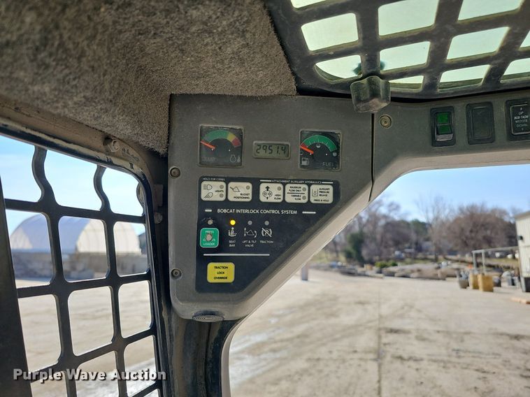 image for item DQ8577 2004 Bobcat S300 skid steer loader