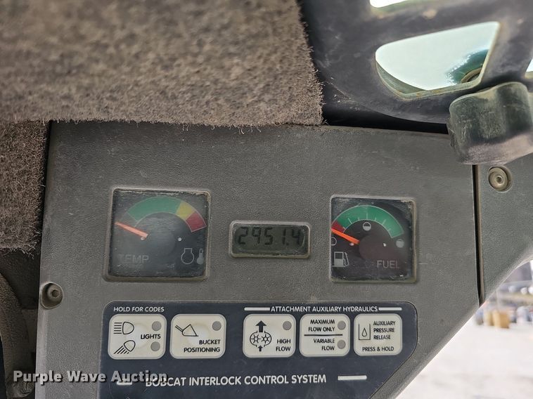 image for item DQ8577 2004 Bobcat S300 skid steer loader