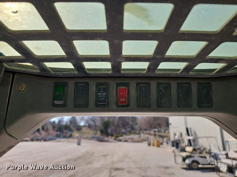 image for item DQ8577 2004 Bobcat S300 skid steer loader