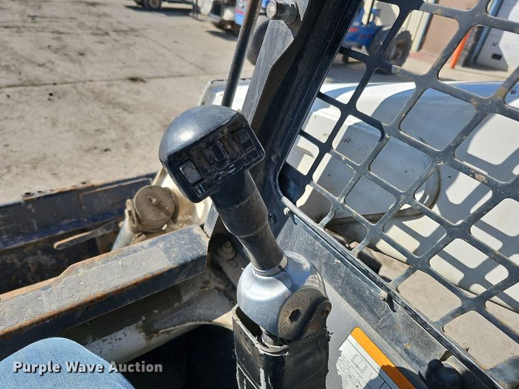 image for item DQ8577 2004 Bobcat S300 skid steer loader