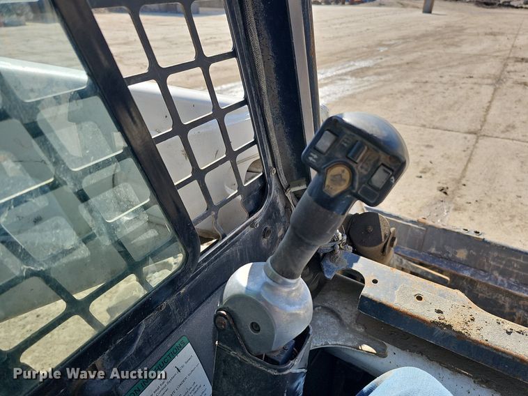 image for item DQ8577 2004 Bobcat S300 skid steer loader