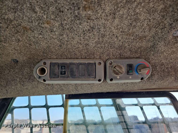 image for item DQ8577 2004 Bobcat S300 skid steer loader