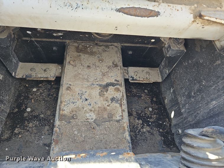 image for item DQ8577 2004 Bobcat S300 skid steer loader