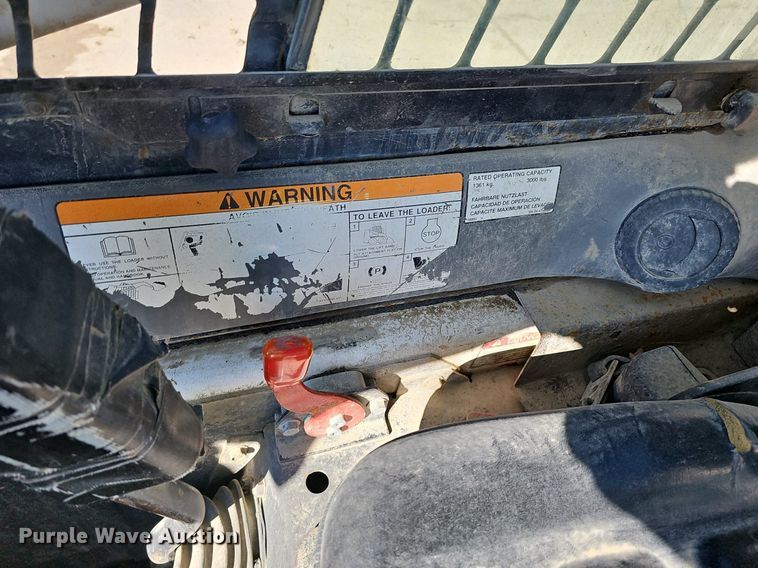 image for item DQ8577 2004 Bobcat S300 skid steer loader