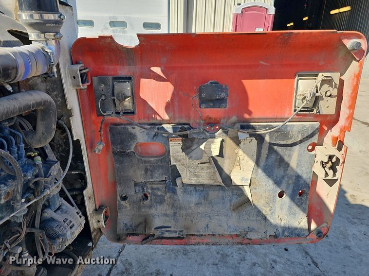 image for item DQ8577 2004 Bobcat S300 skid steer loader